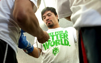 Manny Pacquiao bán đồ làm từ thiện